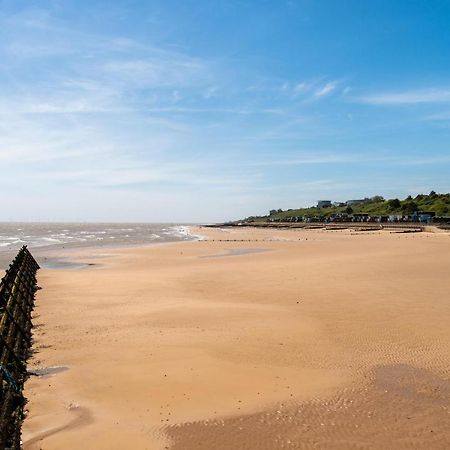 Отель 6 Berth Caravan With Decking At Martello Beach Holiday Park In Essex Ref 29016Y Клактон-он-Си Экстерьер фото