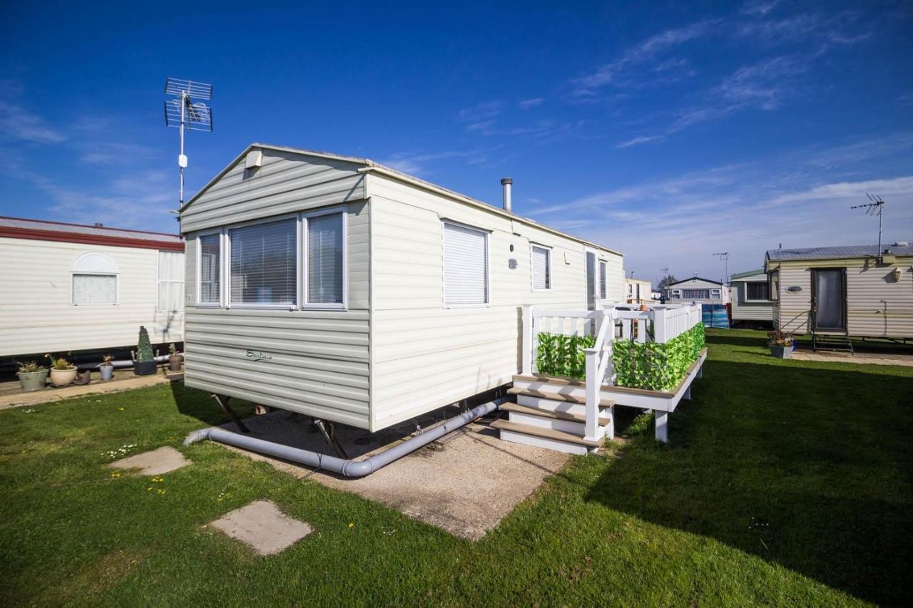Отель 6 Berth Caravan With Decking At Martello Beach Holiday Park In Essex Ref 29016Y Клактон-он-Си Экстерьер фото