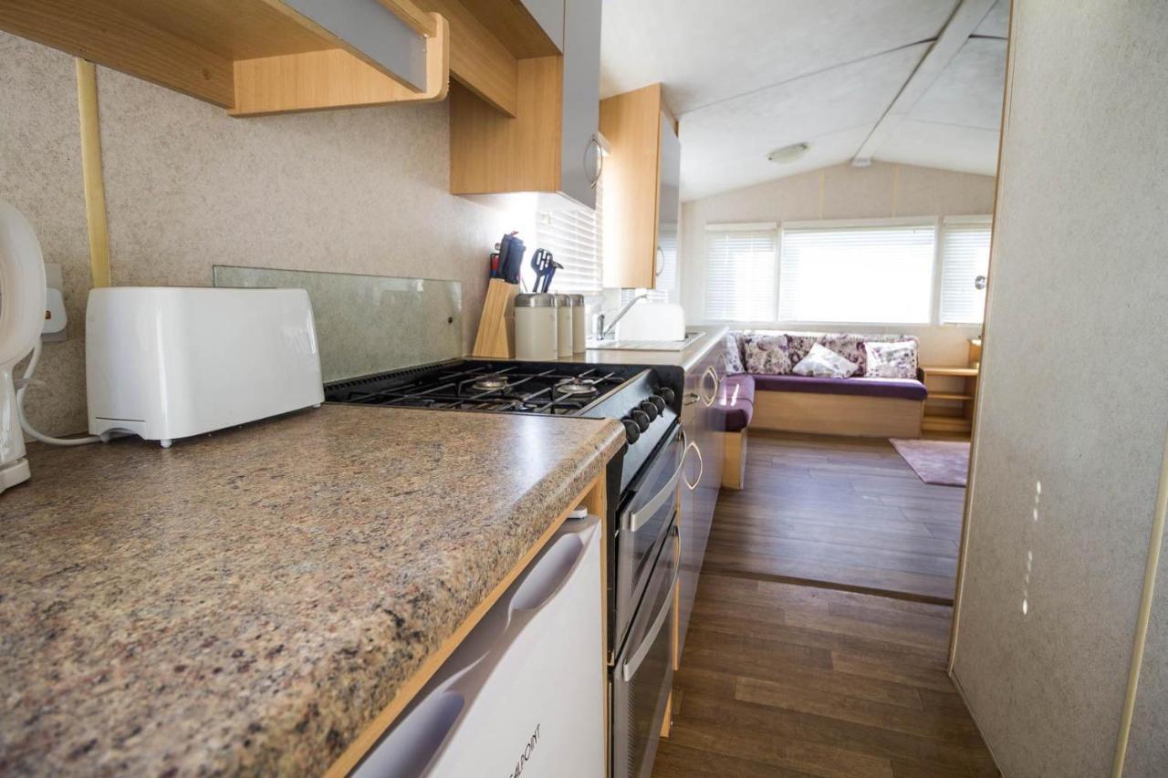 Отель 6 Berth Caravan With Decking At Martello Beach Holiday Park In Essex Ref 29016Y Клактон-он-Си Экстерьер фото