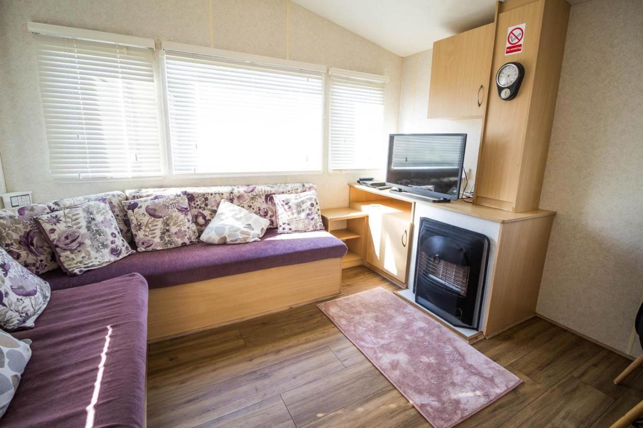 Отель 6 Berth Caravan With Decking At Martello Beach Holiday Park In Essex Ref 29016Y Клактон-он-Си Экстерьер фото