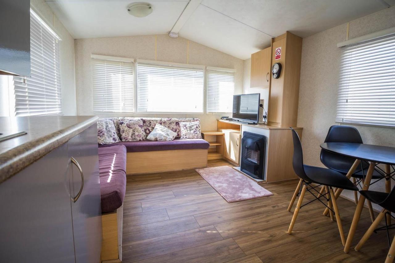 Отель 6 Berth Caravan With Decking At Martello Beach Holiday Park In Essex Ref 29016Y Клактон-он-Си Экстерьер фото